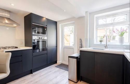 Gillingham Apartment | Modern 2 Bed House in Rainham, Kent - Central Location