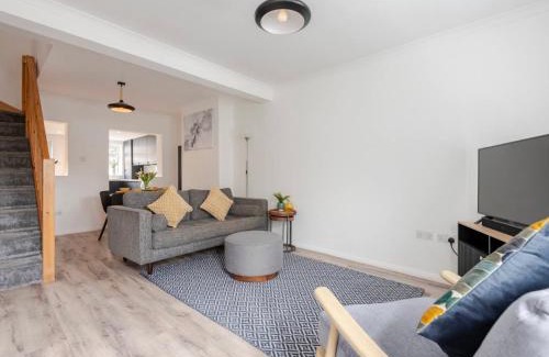 Gillingham Apartment | Modern 2 Bed House in Rainham, Kent - Central Location