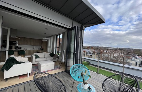 Golders Green Apartment | Modern 2 Bed Penthouse with Large Terrace and View