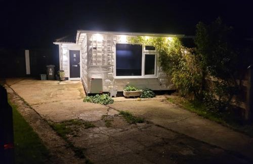 Clacton-on-Sea House | Modern 2 bed pet friendly Bungalow near countryside and a short drive to seafront- with large private garden by Catchpole Stays