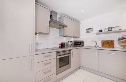 Thamesfield Apartment | Modern 2 bed Riverside Apartment