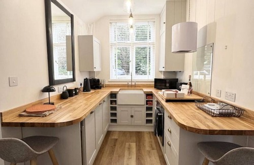 Marlow Apartment | Modern 2 bed w/parking in Marlow