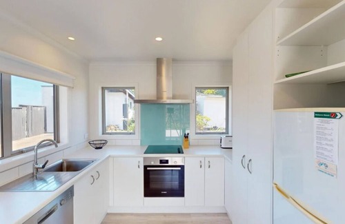 Waitarere Beach House | Modern 2 Bedroom house - a home away from home!