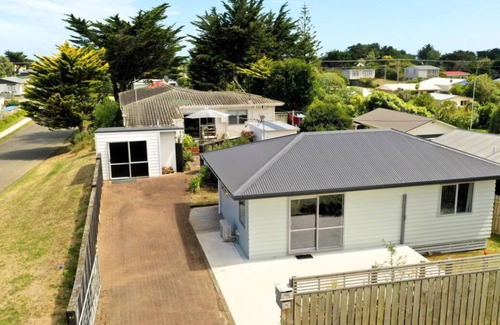 Waitarere Beach House | Modern 2 Bedroom house - a home away from home!