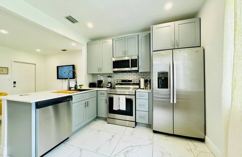 Fort Lauderdale House | Modern 2-Bedroom Retreat Near Beach & Airport