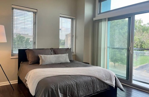 North Kansas City Apartment | Modern 2-Bedroom Stunning Views