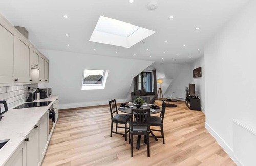 Addiscombe Apartment | Modern 2 Bedroom Stay, Balcony, East Croydon