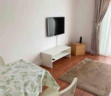 Cole Green House | Modern 2 bedroom house with WIFI