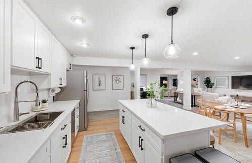 Poulsbo Apartment | Modern 2 Bedroom, 1 Bathroom apartment in highly desired downtown Poulsbo. n
