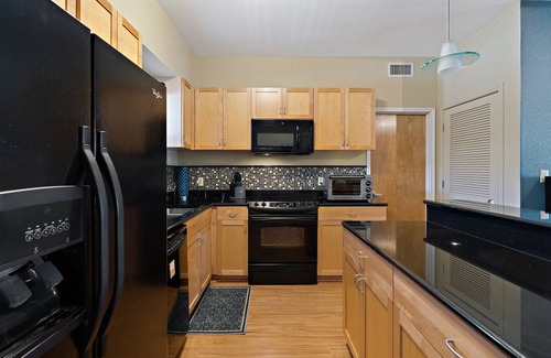 The Drag Condo | Modern 2 bedroom 2 bath condo near downtown and UT with free parking garage
