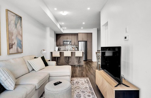 New Toronto House | Modern 2-Bedroom 3 Bath Townhome Near Lake & Downtown