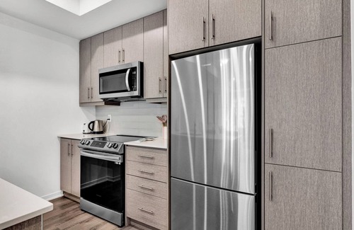 New Toronto House | Modern 2-Bedroom 3 Bath Townhome Near Lake & Downtown