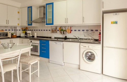 Santa Luzia Apartment | Modern 2 bedroom apartment with pool near the beach