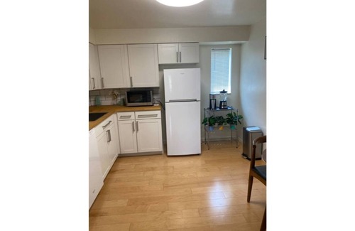 Swissvale Apartment | Modern 2 Bedroom Apartment Close to Shopping