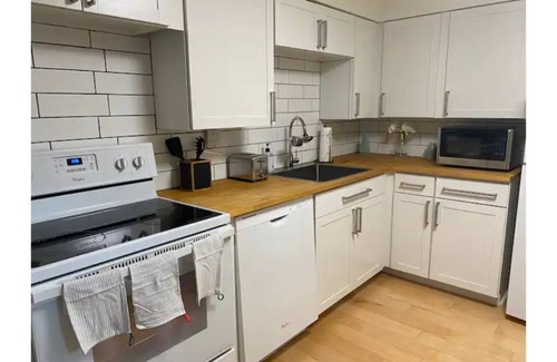 Swissvale Apartment | Modern 2 Bedroom Apartment Close to Shopping