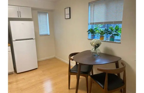 Swissvale Apartment | Modern 2 Bedroom Apartment Close to Shopping
