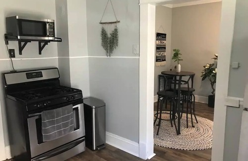 Edgewater House | Modern 2 bedroom apartment - 5 min drive to beach