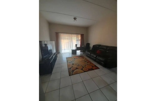Germiston Apartment | Modern 2 bedroom apartment 5 min from the mall