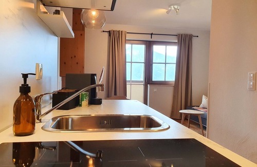 Goetzens Apartment | "Modern 2-bedroom apartment with free parking."