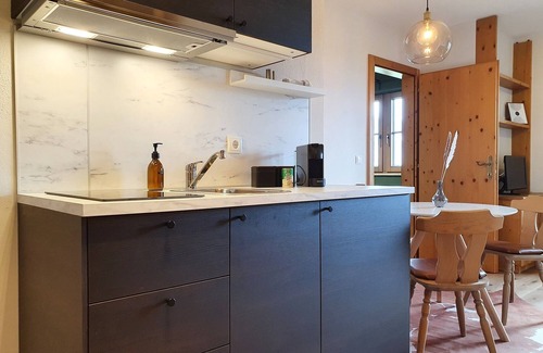 Goetzens Apartment | "Modern 2-bedroom apartment with free parking."