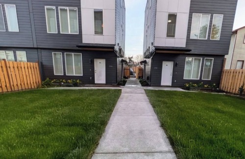 Eastside Apartment | Modern 2-bedroom apartment with AC, WiFi in Tacoma