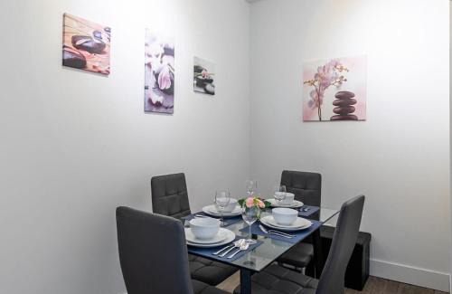 Greenwood - Coxwell Apartment | Modern 2 Bedroom Apartment - Near Leslieville