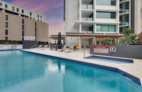 Brisbane Central Business District Apartment | Modern 2 bedroom in city centre, amazing location & view - by S&P Apartments