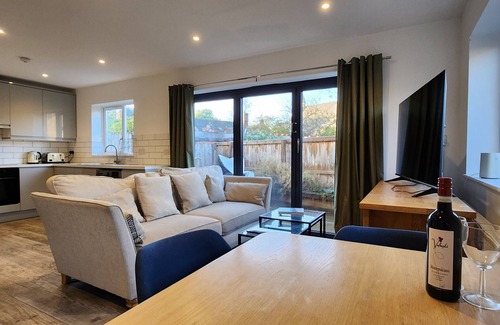 Hitchin House | Modern 2 Bedroom Bungalow with patio and parking close to Hitchin Station