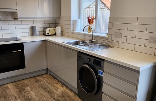 Hitchin House | Modern 2 Bedroom Bungalow with patio and parking close to Hitchin Station