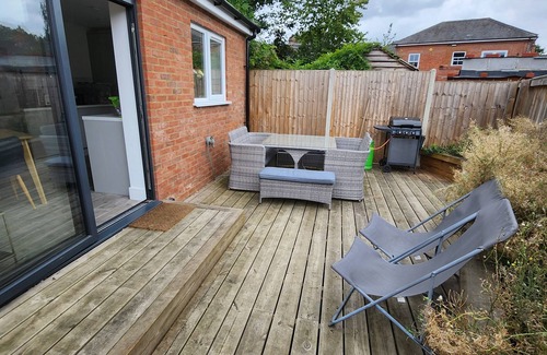 Hitchin House | Modern 2 Bedroom Bungalow with patio and parking close to Hitchin Station