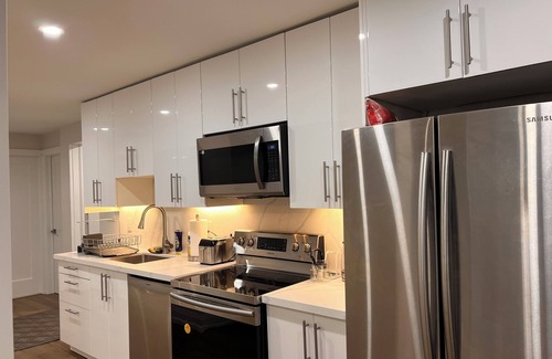Richmond Hill House | Modern 2 Bedroom 1 Parking Basement Unit