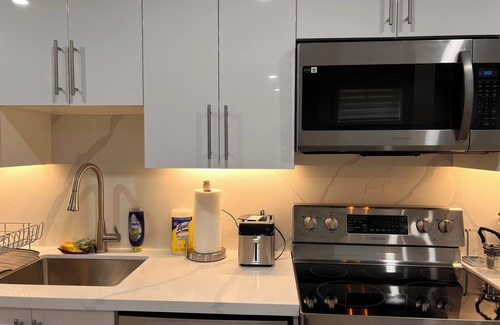 Richmond Hill House | Modern 2 Bedroom 1 Parking Basement Unit