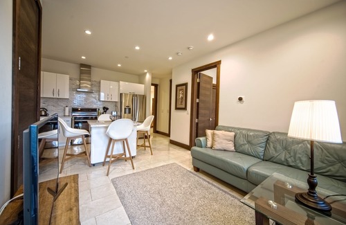 Dundarave House | Modern 2 Bedrooms Suite in Dundarave village