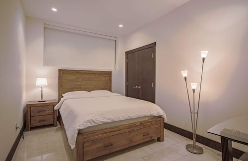 Dundarave House | Modern 2 Bedrooms Suite in Dundarave village