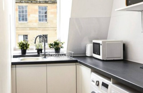 Bonnington Apartment | Modern 2 bedroom city centre apartment with parking