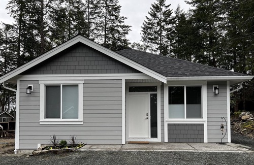 Regional District of Nanaimo Cottage | Modern 2-Bedroom Cottage in the Forest - 10 mins from town!