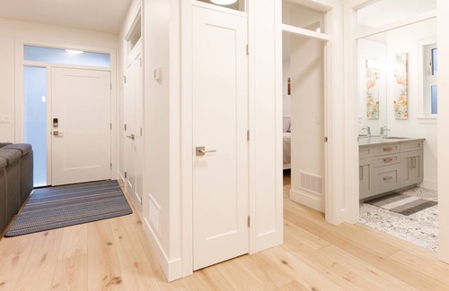 Regional District of Nanaimo Cottage | Modern 2-Bedroom Cottage in the Forest - 10 mins from town!
