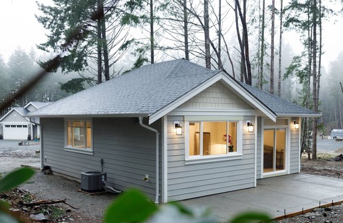 Regional District of Nanaimo Cottage | Modern 2-Bedroom Cottage in the Forest - 10 mins from town!