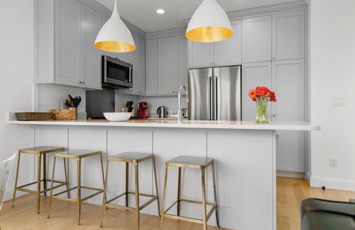 Provincetown House | 🏳️‍🌈 Modern 2-Bedroom East End Condo 🚗 2 Car Parking 😎 Steps from the Beach