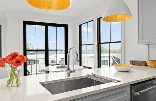 Provincetown House | 🏳️‍🌈 Modern 2-Bedroom East End Condo 🚗 2 Car Parking 😎 Steps from the Beach