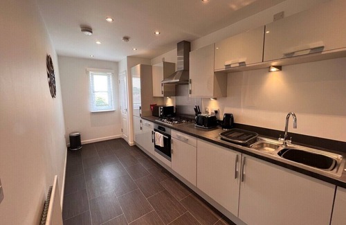 Bishopton Apartment | Modern 2 Bedroom Flat in Quiet Village w/Ensuite