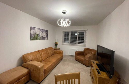 Bishopton Apartment | Modern 2 Bedroom Flat in Quiet Village w/Ensuite