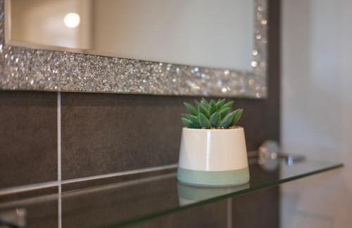 Chatham Apartment | Modern 2 Bedroom Flat, Central Chatham, Self Check-in