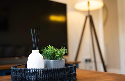 Chatham Apartment | Modern 2 Bedroom Flat, Central Chatham, Self Check-in