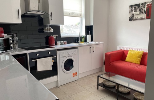 Cwmbrwla Apartment | Modern 2 Bedroom Flat in Robert st, Swansea