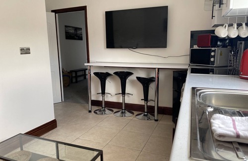 Cwmbrwla Apartment | Modern 2 Bedroom Flat in Robert st, Swansea