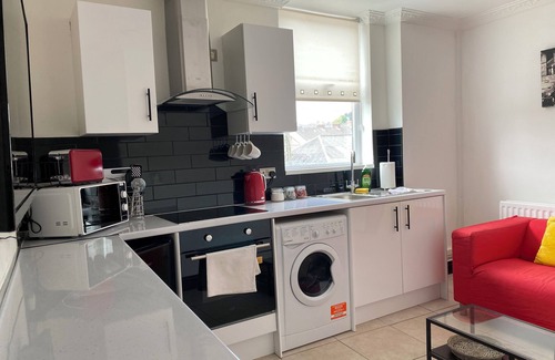 Cwmbrwla Apartment | Modern 2 Bedroom Flat in Robert st, Swansea
