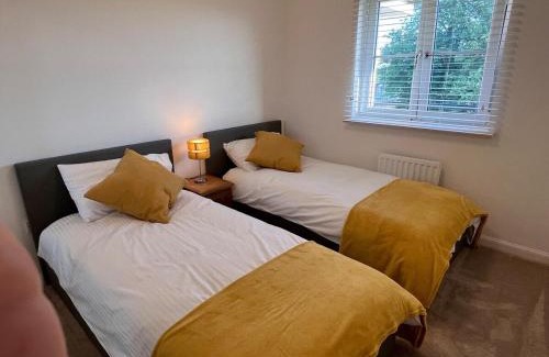 Bishopton Apartment | Modern 2 Bedroom Flat in Quiet Village w/Ensuite