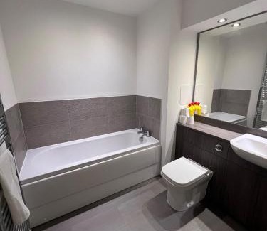 Bishopton Apartment | Modern 2 Bedroom Flat in Quiet Village w/Ensuite