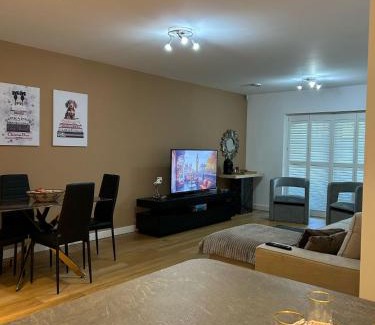 Park Royal Apartment | Modern 2-Bedroom Flat Near Wembley - 9 Minutes from Park Royal Station